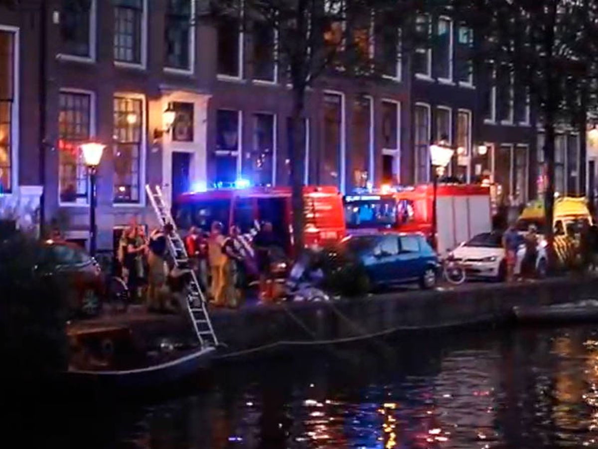 Foto: Los bomberos pudieron recuperar el coche del canal varias horas después del accidente (Foto: YouTube)