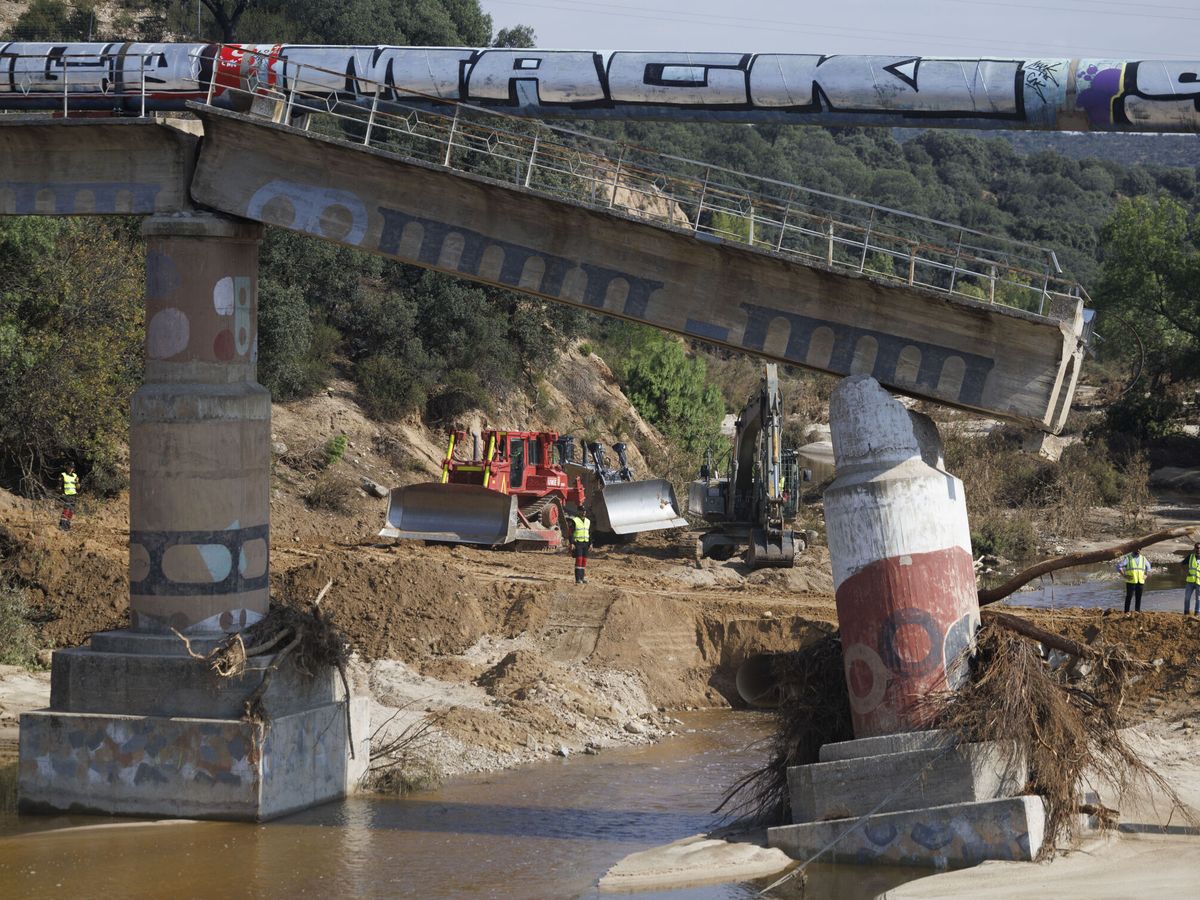 Foto: Así quedó uno de los puentes de Aldea del Fresno tras la DANA. (EFE/Sergio Pérez)