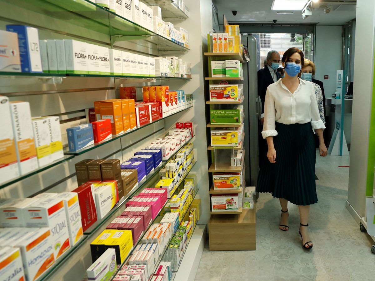 Foto: Ayuso, en una visita a una farmacia. (EFE)