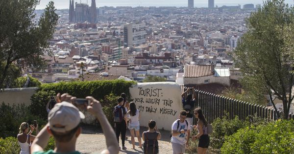 Foto: Un grupo de turistas pasea por los alrededores del Parque Güell de Barcelona, donde aparecieron pintadas contrarias al turismo masificado. (EFE)