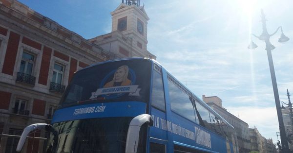 Foto: El 'tramabús' aparcado en la Puerta del Sol. (Iván Gil)