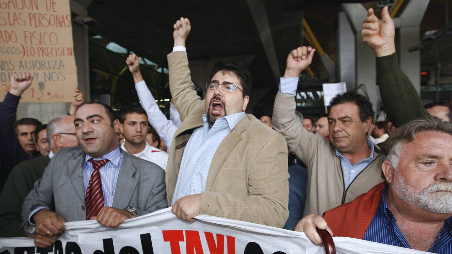 José Antonio Parrondo, en el centro, en una protesta del sector del taxi en 2009. (EFE)