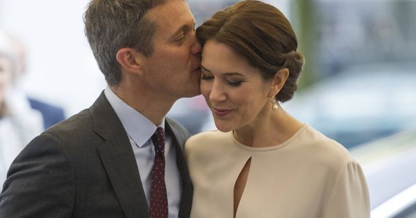 Foto: Federico de Dinamarca besa cariñosamente a su esposa Mary en una imagen de archivo. (Getty)