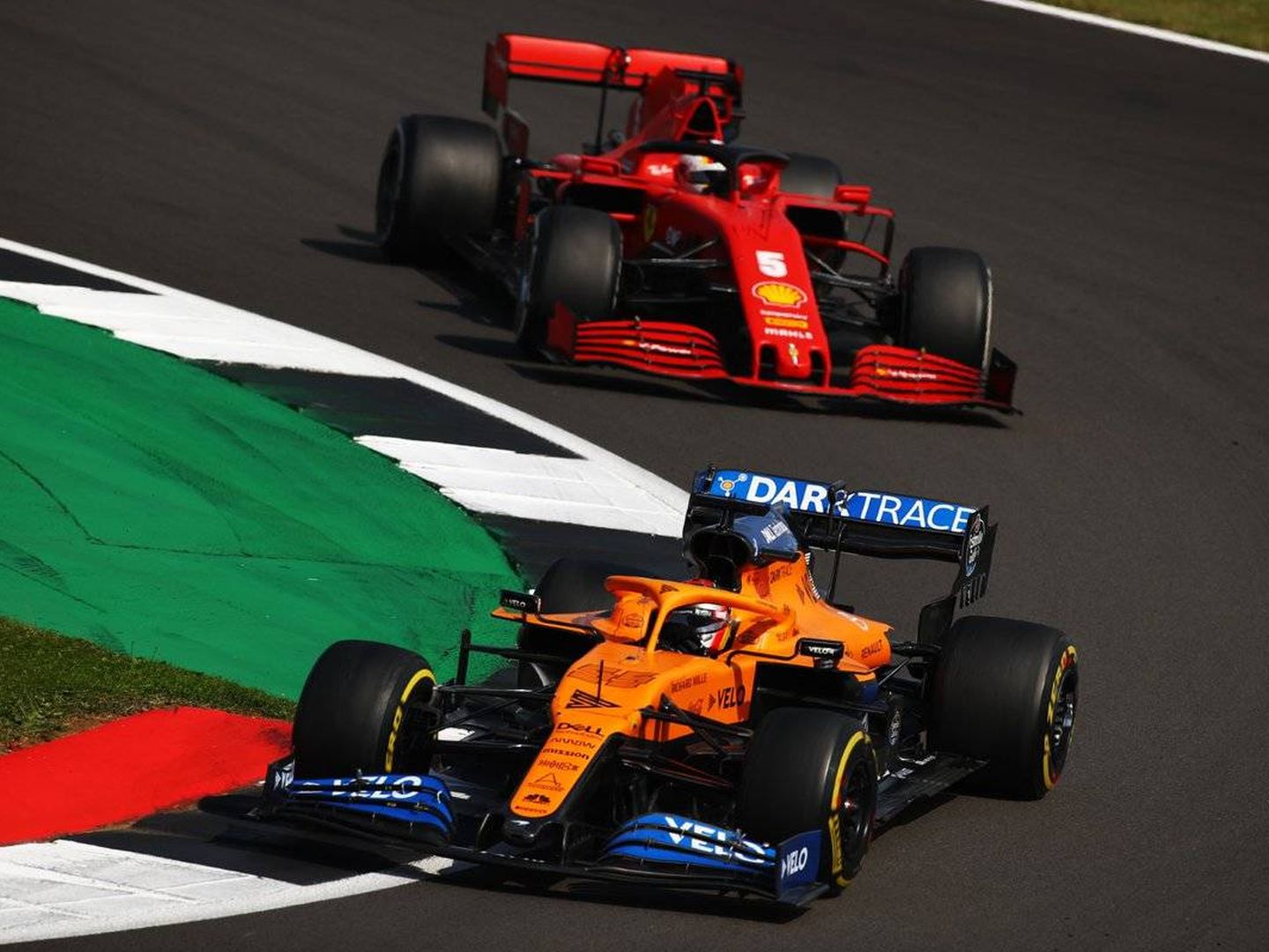 Carlos Sainz por delante de Vettel en el último GP de la temporada. (Fórmula 1)