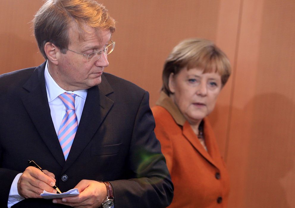 Foto: Ronald Pofalla junto a la canciller Angela Merkel tras una reunión de su gabinete en Berlín (Reuters). 