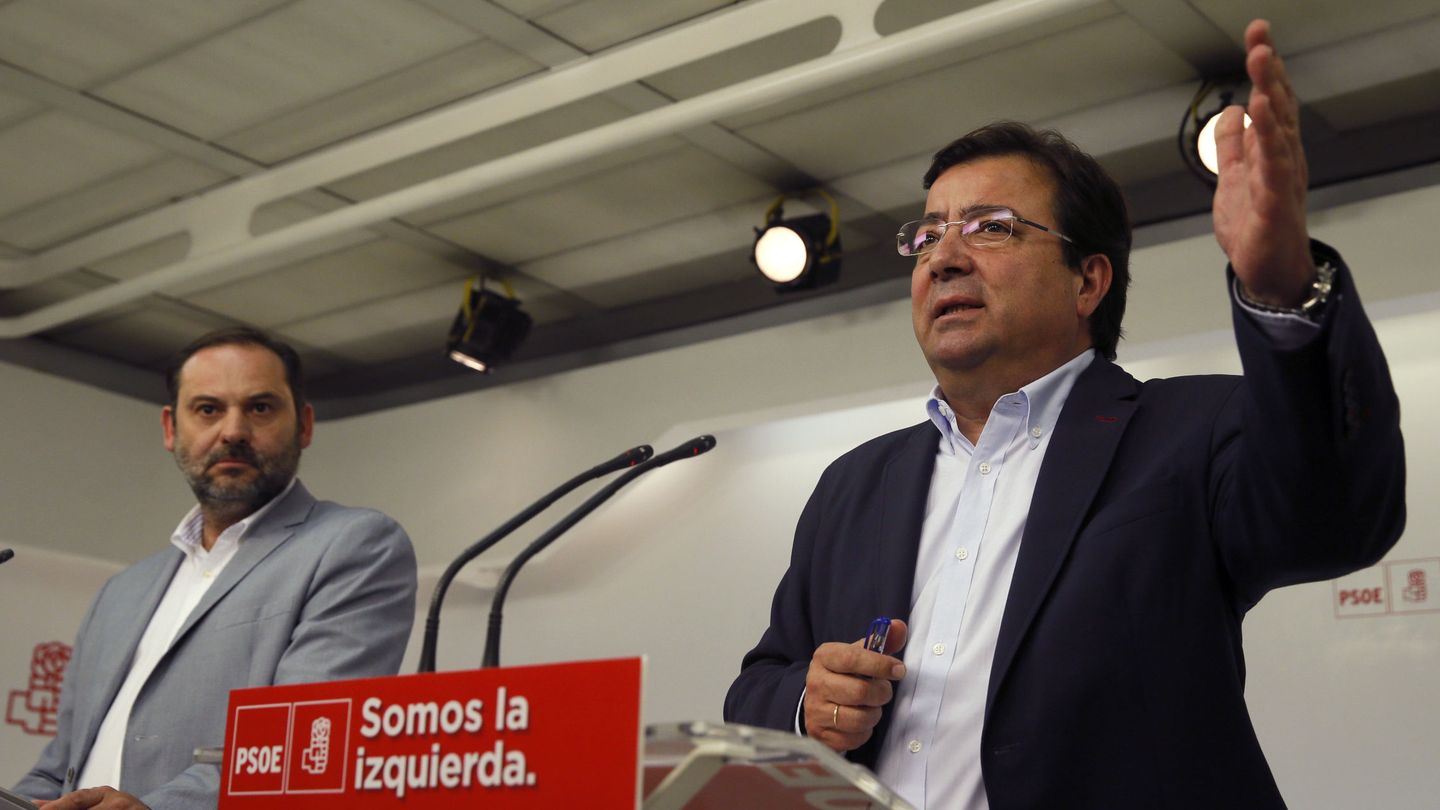 El presidente extremeño, Guillermo Fernández Vara, y el secretario de Organización del PSOE, José Luis Ábalos, el pasado 3 de julio en Ferraz. (EFE)