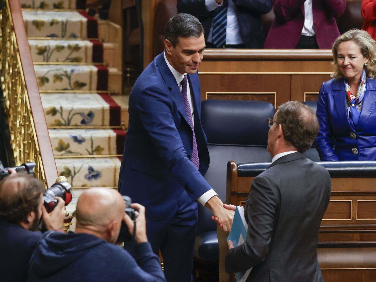 Foto: El presidente del Gobierno, Pedro Sánchez, estrecha la mano al líder de la oposición, Alberto Núñez Feijóo. (EFE/Juan Carlos Hidalgo)