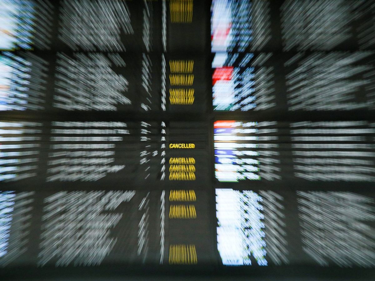 Foto: Carteles informativos en el aeropuerto de Bruselas. (EFE)