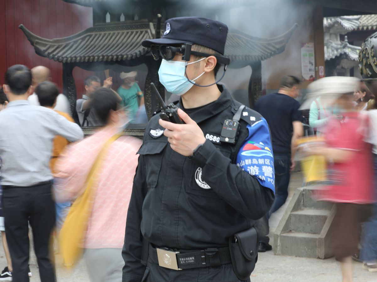Foto: Un agente de Policía en Zhoushan, China. (Reuters)