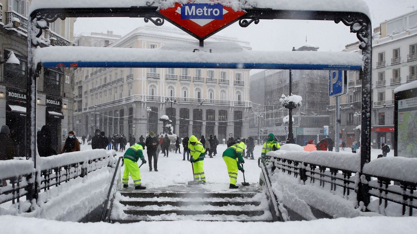 Operarios trabajan para retirar nieve y mejorar la circulación en la Puerta del Sol en Madrid. (EFE)