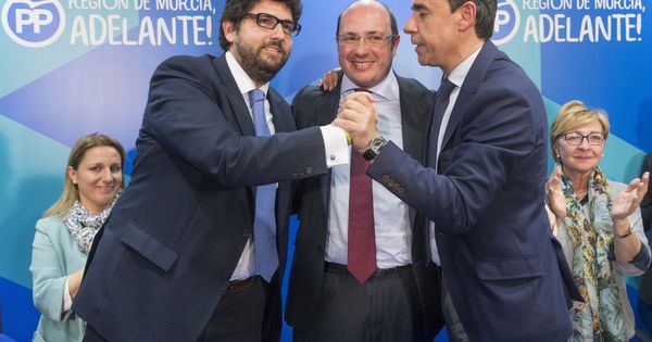 Foto: Fernando Martínez-Maillo, junto a López Miras (actual presidente de Murcia, a la izquierda) y Pedro Antonio Sánchez (c). (EFE)