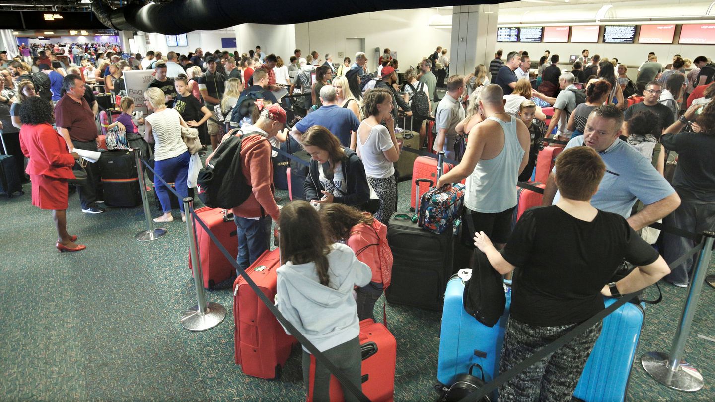 Larga fila de pasajeros en un mostrador del Aeropuerto de Orlando ante la llegada del huracán Irma. (Reuters)