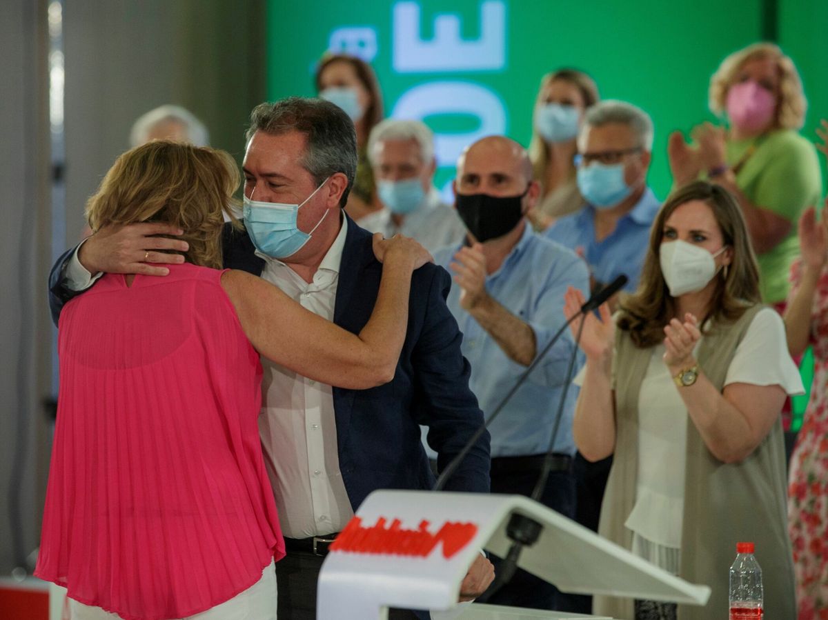 Foto: La actual secretaria general del PSOE de Andalucía, Susana Díaz, y el candidato al cargo y alcalde de Sevilla, Juan Espadas, se abrazan tras la despedida de Díaz. (EFE)