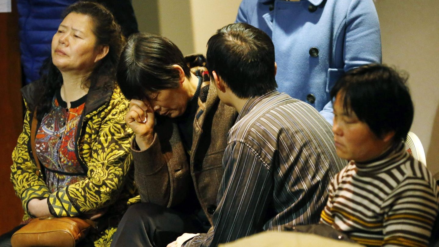 Familiares de los desaparecidos en el avión malasio (Efe)