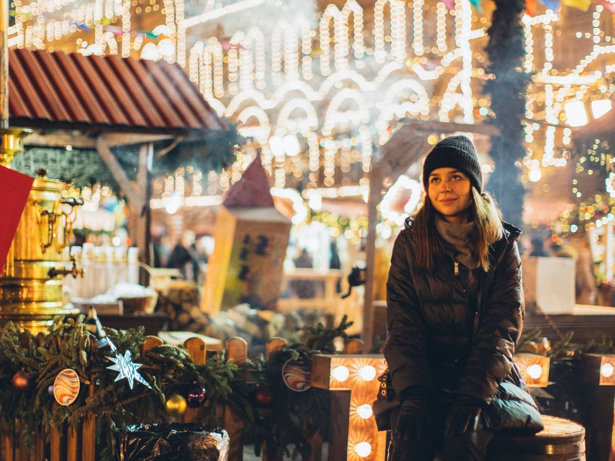 Foto: Los mercados navideños llenan de espíritu festivo estas fechas. (Pexels/Elina Fairytale)