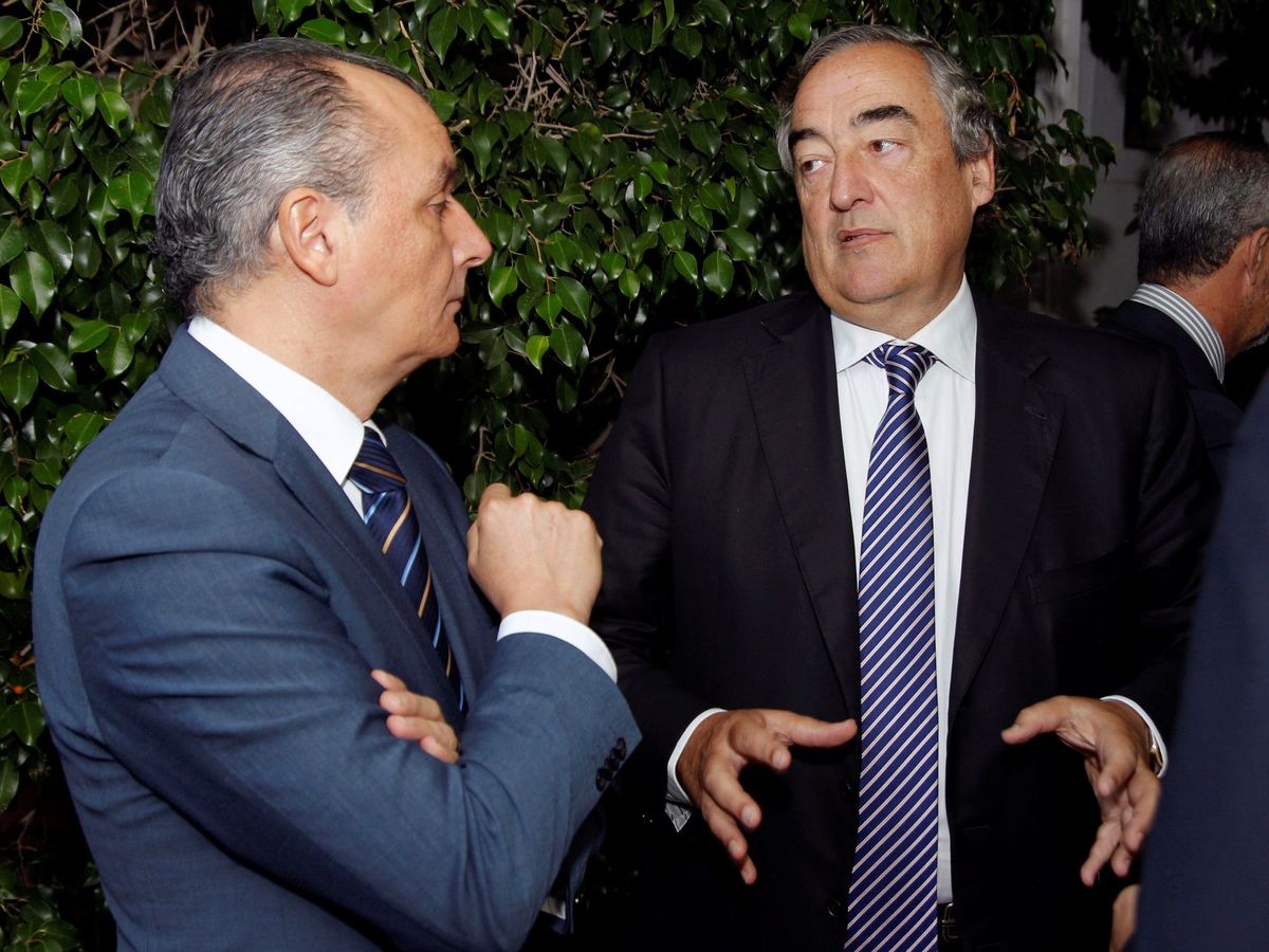 Foto: Juan Rosell, con el presidente de la patronal valenciana, Salvador Navarro, en Alicante. (EFE)