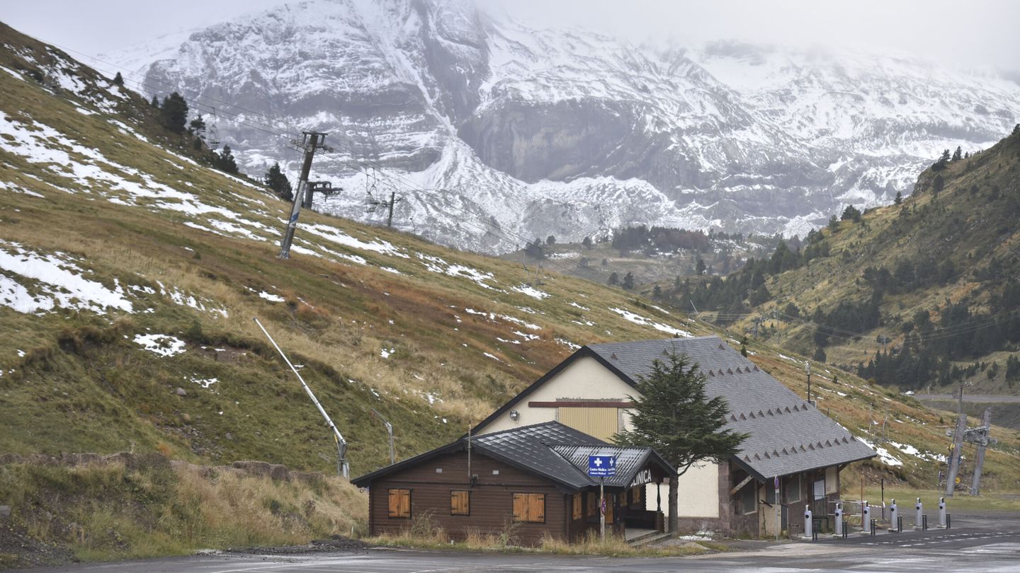 La nieve caída este año en el Pirineo aragonés ha sido insuficiente. (Europa Press/Verónica Lacasa)