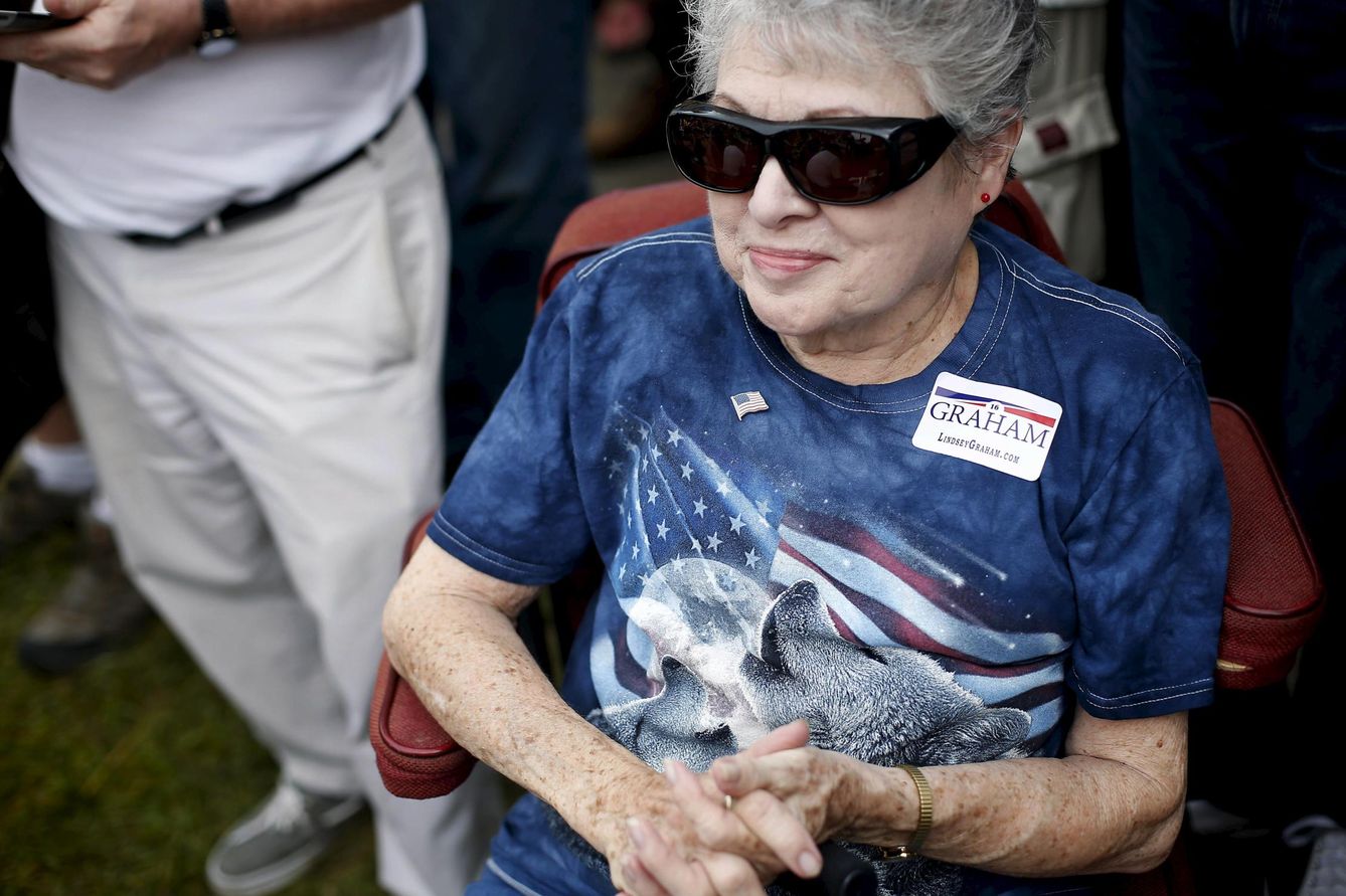 Una partidaria del candidato republicano Lindsey Graham asiste a un mitin en Iowa (Reuters)