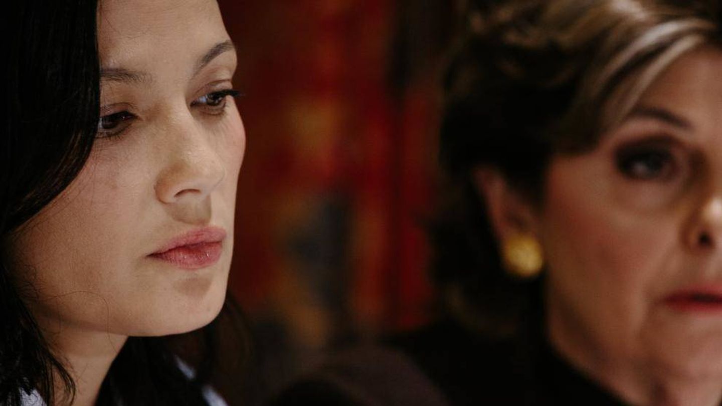 La actriz Natassia Malthe junto a su abogada denuciando a Harvey Weinstein. (EFE)