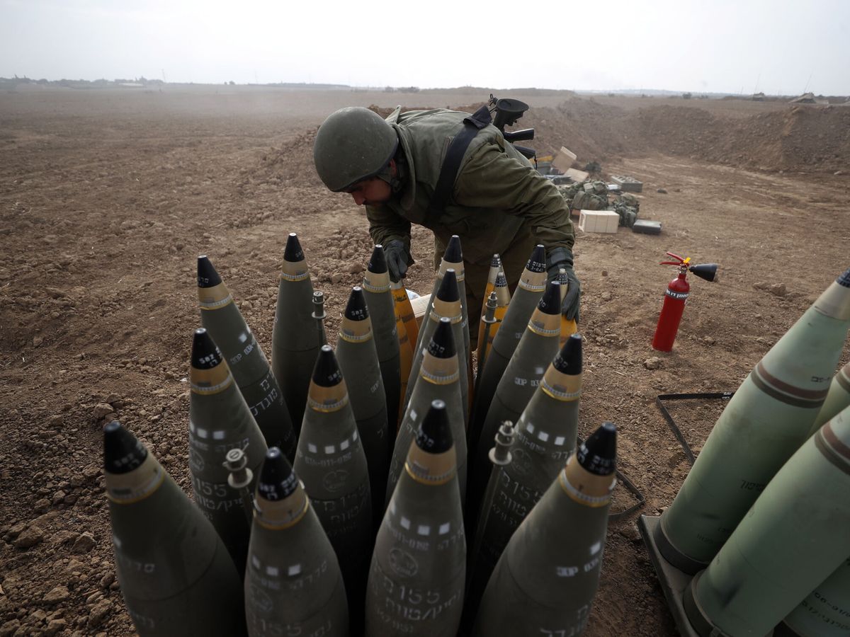 Foto: Un soldado de artillería israelí organiza proyectiles cerca de Gaza, en el sur de Israel. (EFE/Atef Safadi)