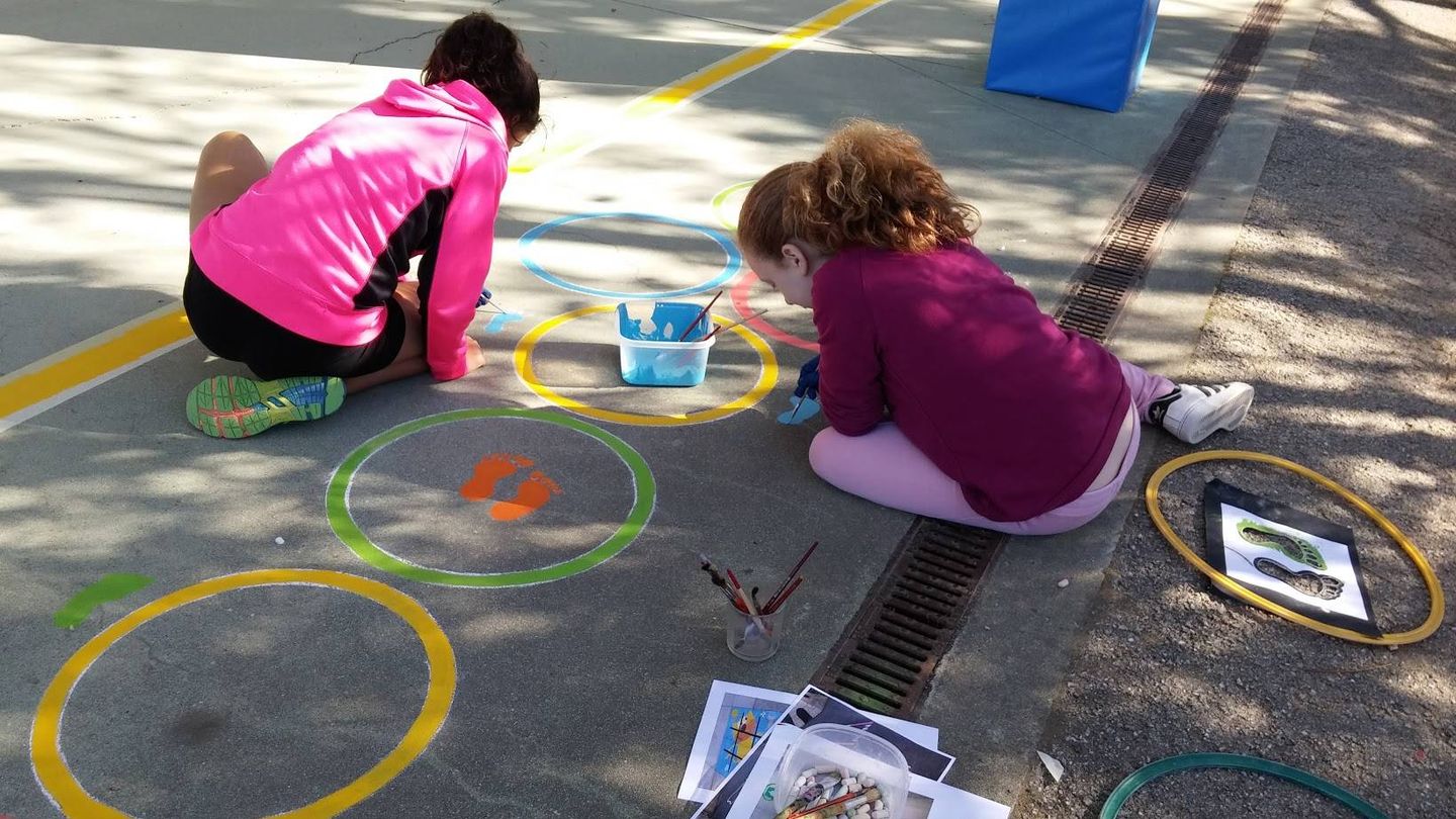 En Pontevedra, las familias y niños dedicaron un fin de semana a pintar juegos en el patio. (Cedida)