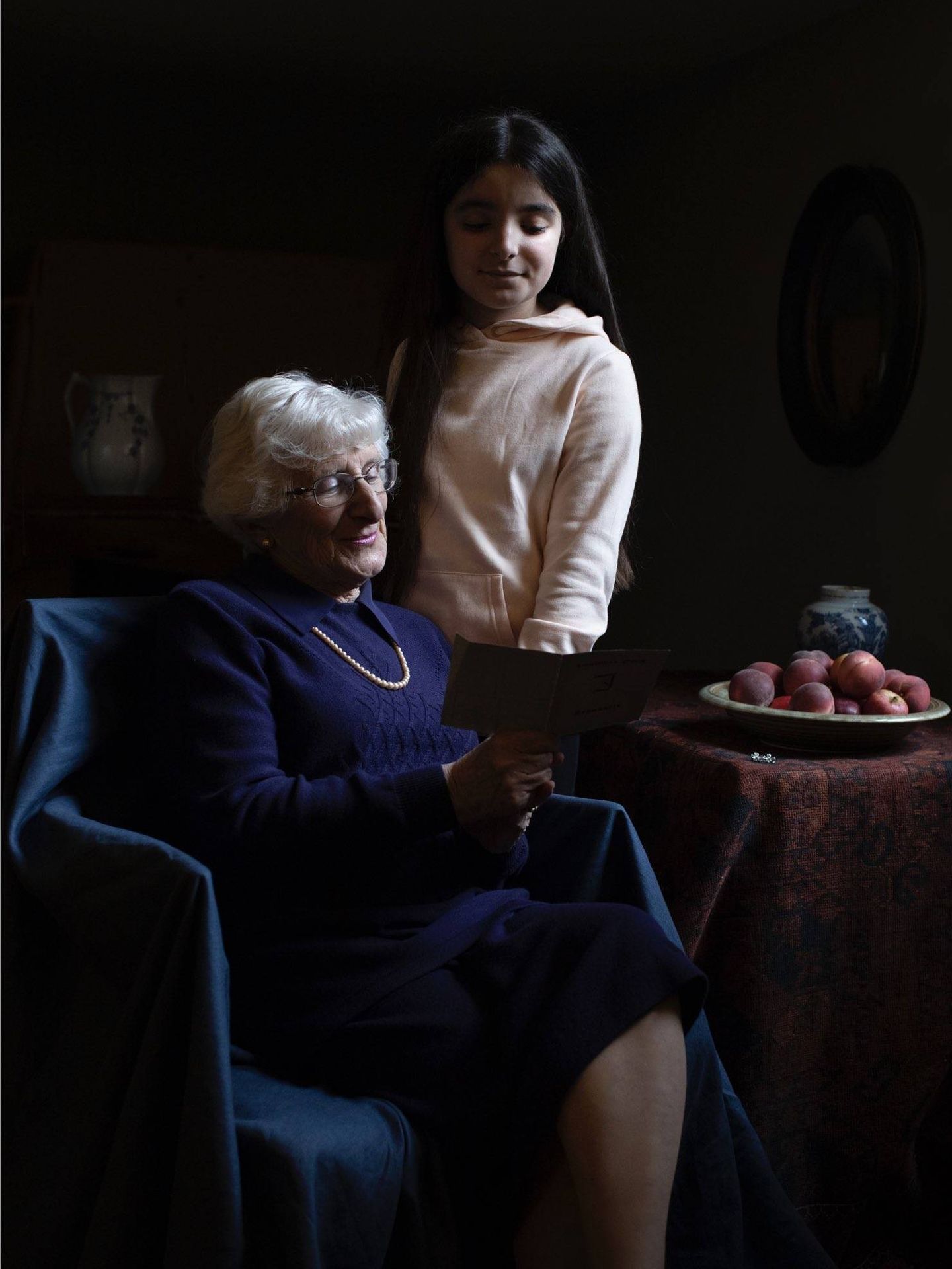 Fotografía realizada por Kate Middleton. Yvonne Bernstein, superviviente del Holocausto, y su nieta. (Kensington Palace)