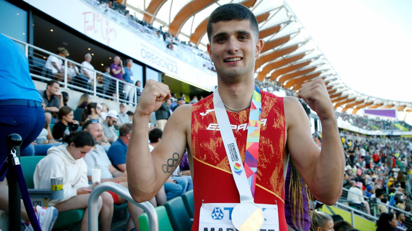 Asier Martínez posa con su medalla en el campeonato del mundo de Oregón. (Fuente: RFEA)