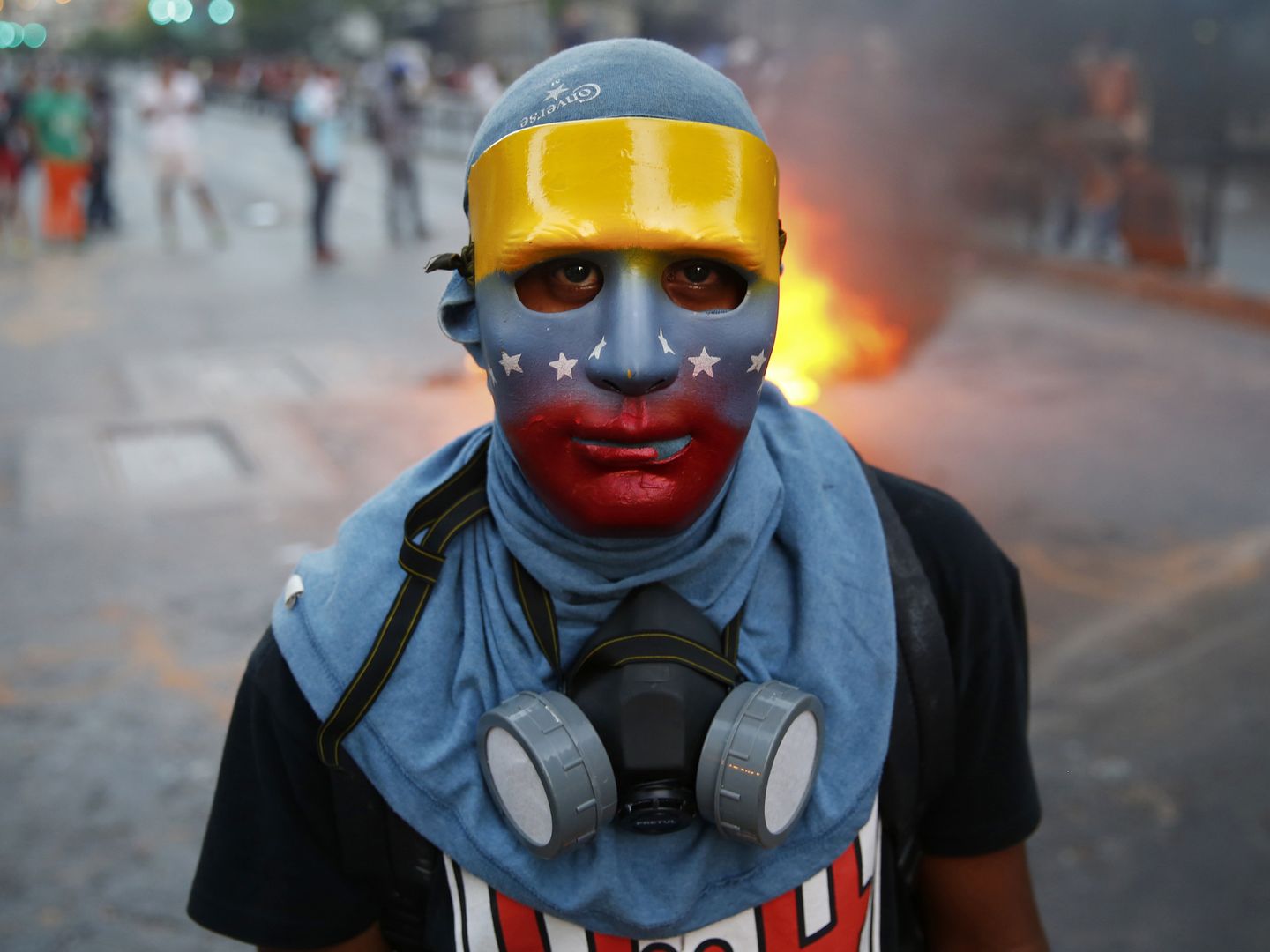 Un manifestante opositor durante las protestas contra el Gobierno de Maduro en Caracas (Reuters). 
