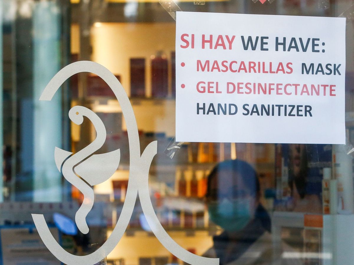 Foto: Una farmacia del centro de Barcelona anuncia que sí tiene mascarillas y gel desinfectante. (EFE)