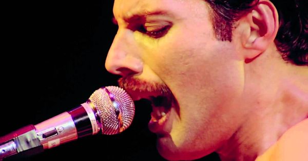 Foto: Freddie Mercury interpreta 'Bohemian Rhapsody'.