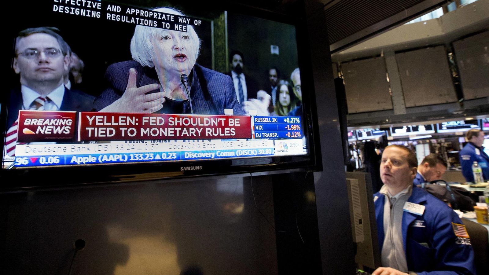 Foto: Un operador sigue la comparecencia de febrero de Yellen ante el Congreso. (Reuters)