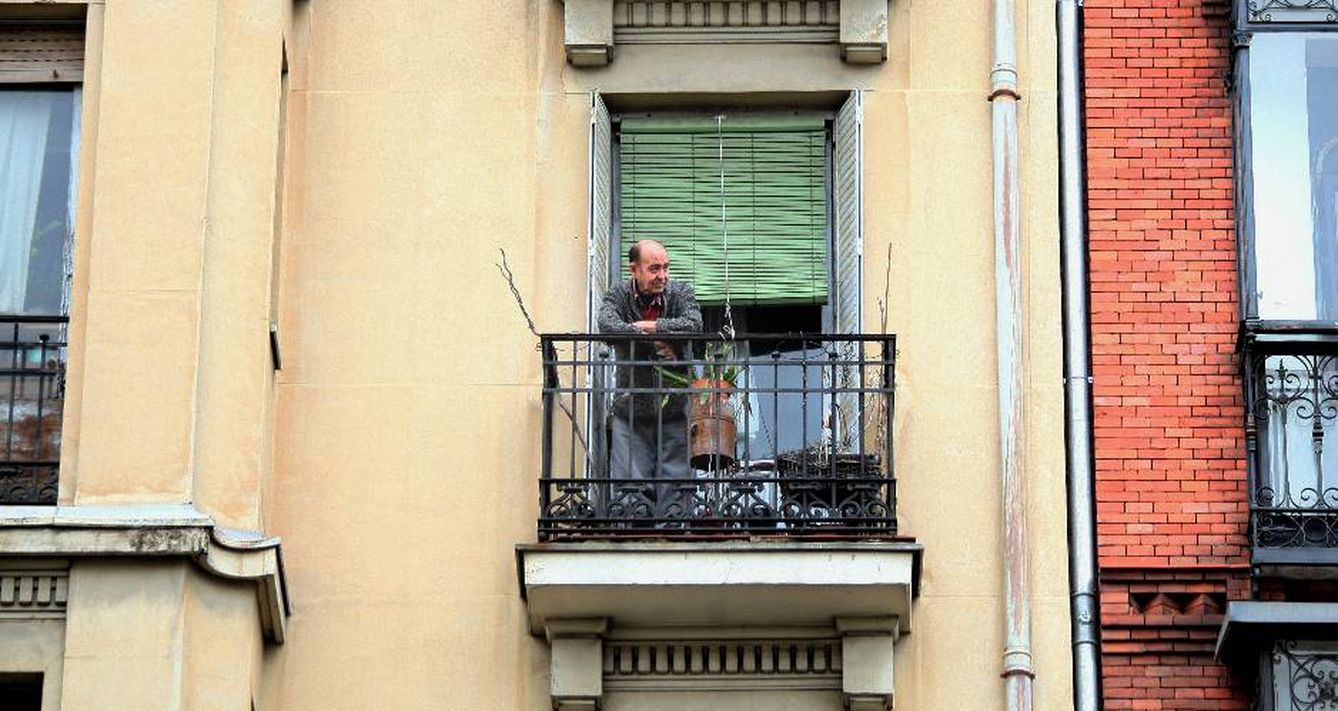 Rafael de la Concepción asomado al balcón de su casa en la calle Santa Engracia. (Enrique Vilarino)