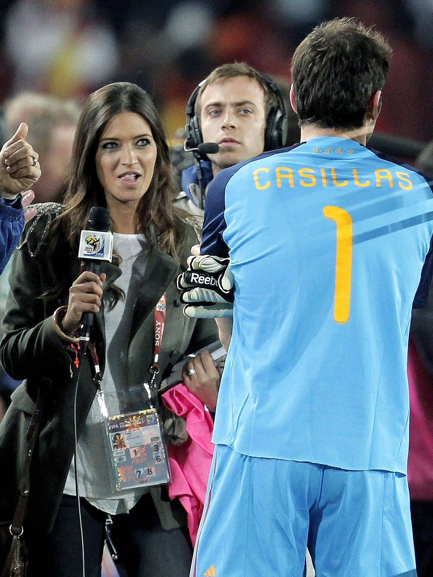 Iker Casillas atendiendo a Sara Carbonero  durante el mundial de Sudáfrica. (EFE/Juan Carlos Cárdenas)