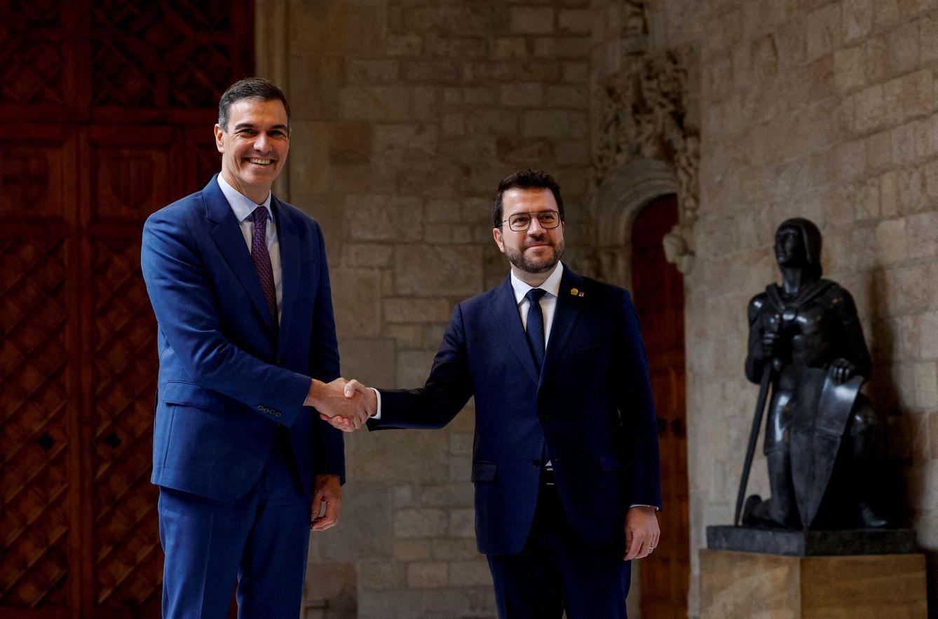 El presidente, Pedro Sánchez, junto al presidente de la comunidad autónoma de Cataluña, Pere Aragonés. (Reuters/Albert Gea)