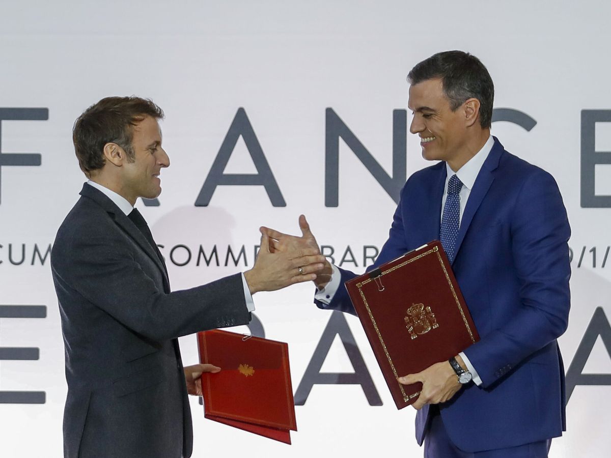 Foto: El presidente del Gobierno en funciones, Pedro Sánchez (d), y el presidente francés, Emmanuel Macron. (EFE/Andreu Dalmau)