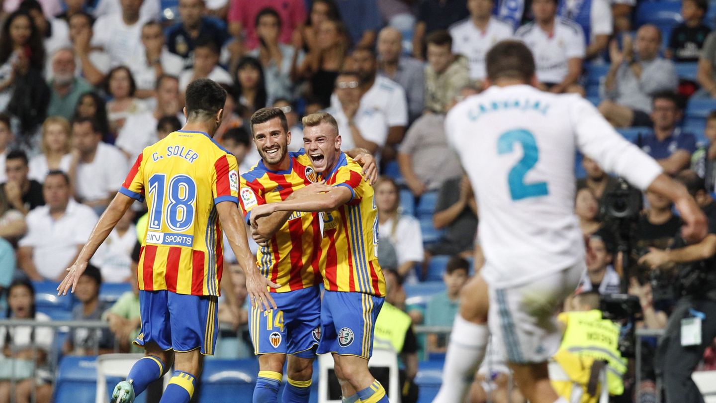 Los tres canteranos que crearon el primer gol del Valencia. (EFE)