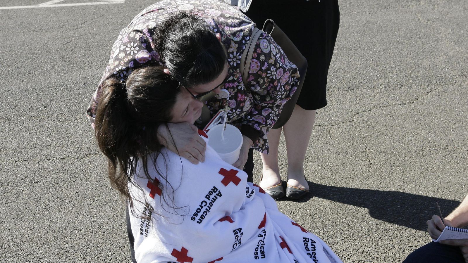 Foto: Una estudiante de la universidad de Oregon, abrazada por su madre tras el tiroteo (EFE)