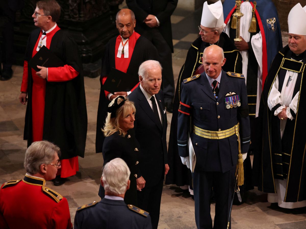 Foto: Los Biden, en la abadía de Westminster para el funeral de Isabel II. (Reuters/Phil Noble )