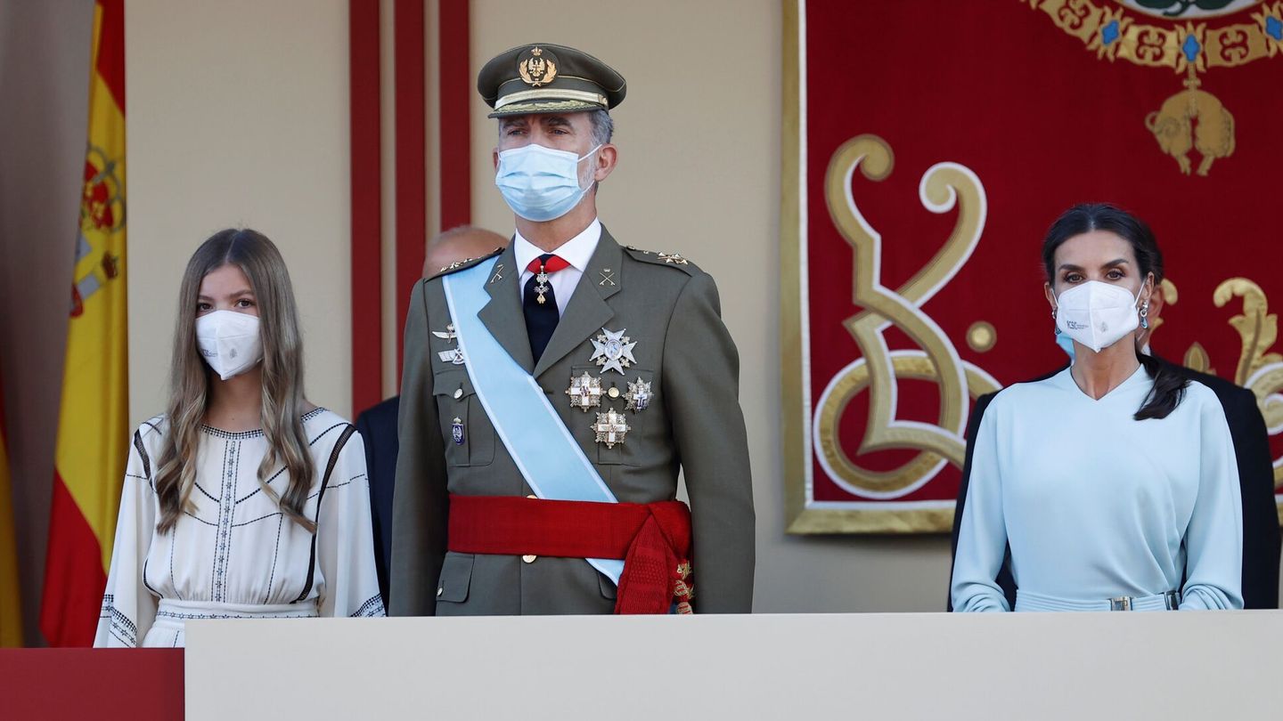 El rey Felipe VI, la reina Letizia y la infanta Sofía, durante el desfile militar del Día de la Hispanidad de 2021. (EFE/Chema Moya) 