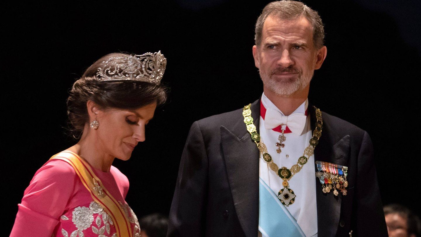 La reina Letizia, con la tiara de la Flor de Lis. (EFE)