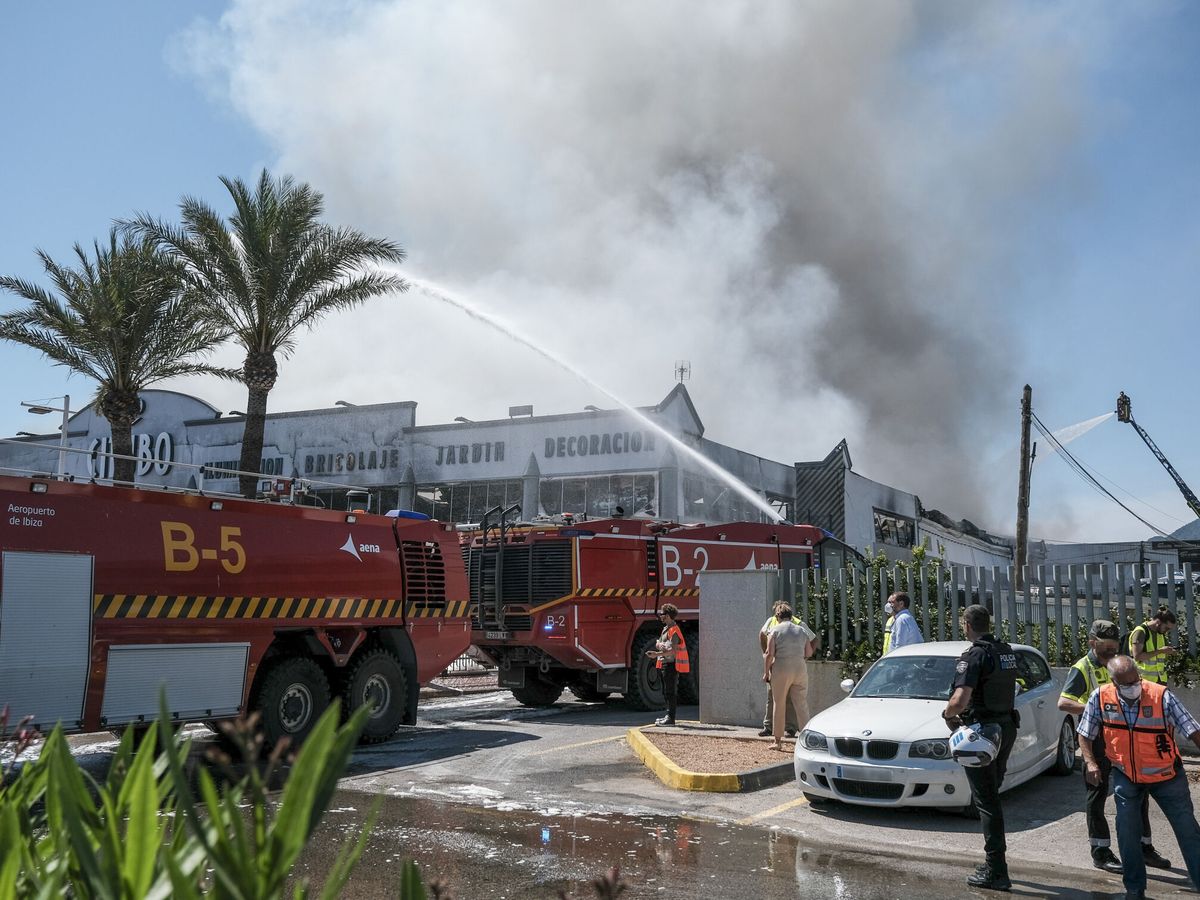 Foto: Bomberos trabajan en en un incendio. (EFE/Sergio G. Cañizares)