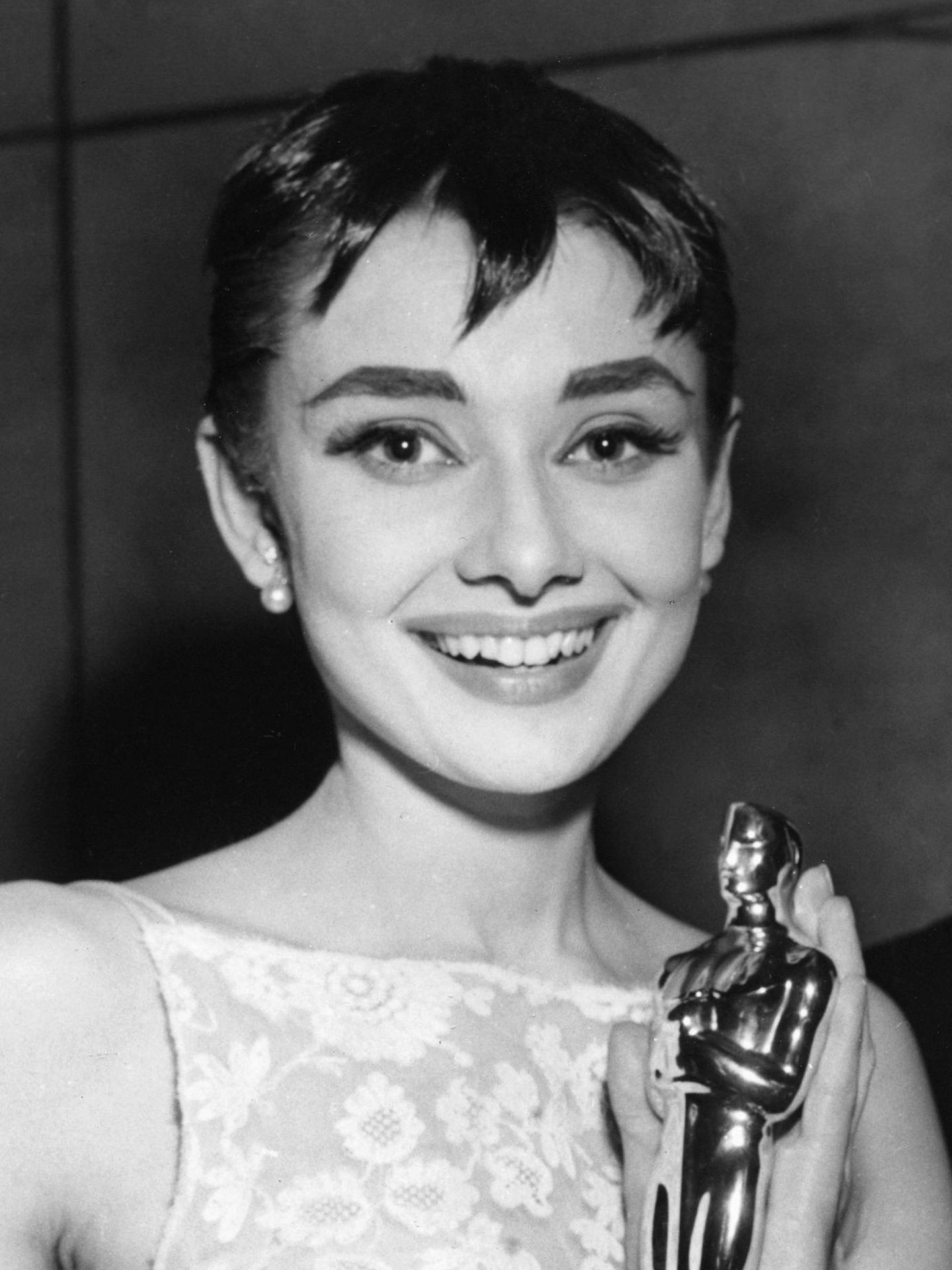Audrey Hepbrun recogiendo su Oscar por 'Vacaciones en Roma' en 1954. (Cordon Press)