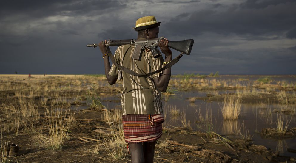 Un hombre armado a orillas del Lago Turkana (Kenia), una de las zonas más pobres del mundo. (Reuters).