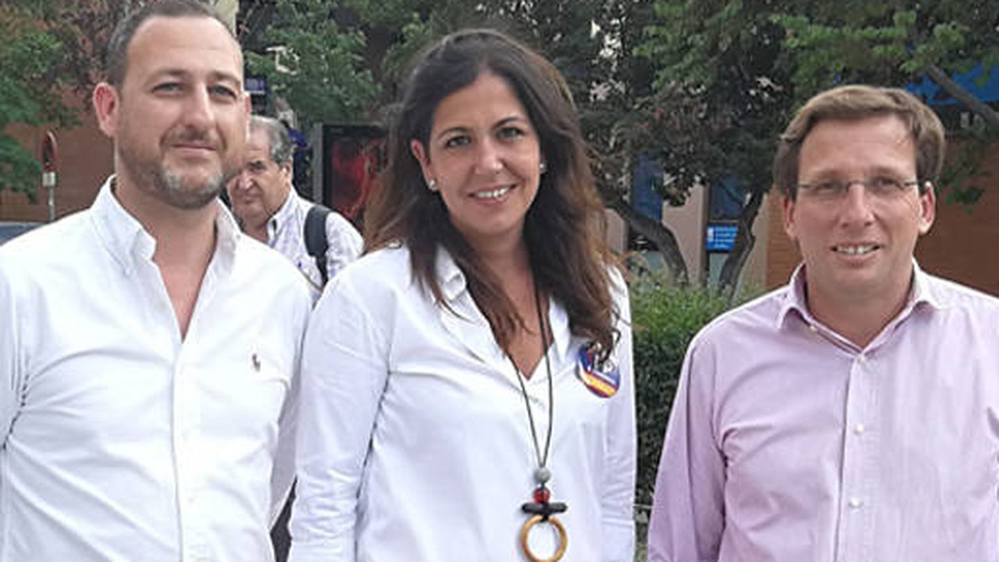 Félix Rubio, asesor 'infiltrado' en Ciudadanos, y la edil del PP Blanca Pinedo, con el alcalde de Madrid, José Luis Martínez-Almeida. 