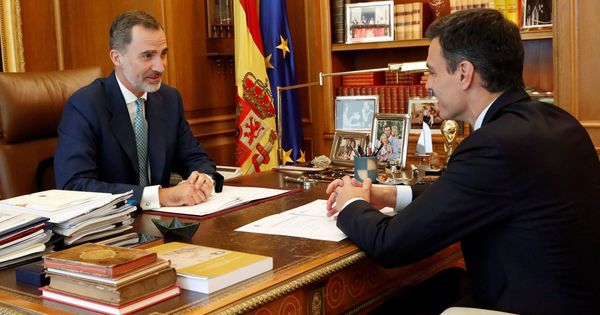 Foto: Fotografía facilitada por la Casa de SM el Rey, del Rey Felipe VI, junto al presidente del Gobierno, Pedro Sánchez, durante un encuentro en el Palacio de la Zarzuela de Madrid. (EFE)