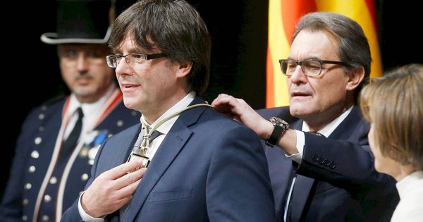 Foto: Puigdemont durante la ceremonia de investidura, con Artur Mas a sus espaldas, en enero de 2016. (Reuters)