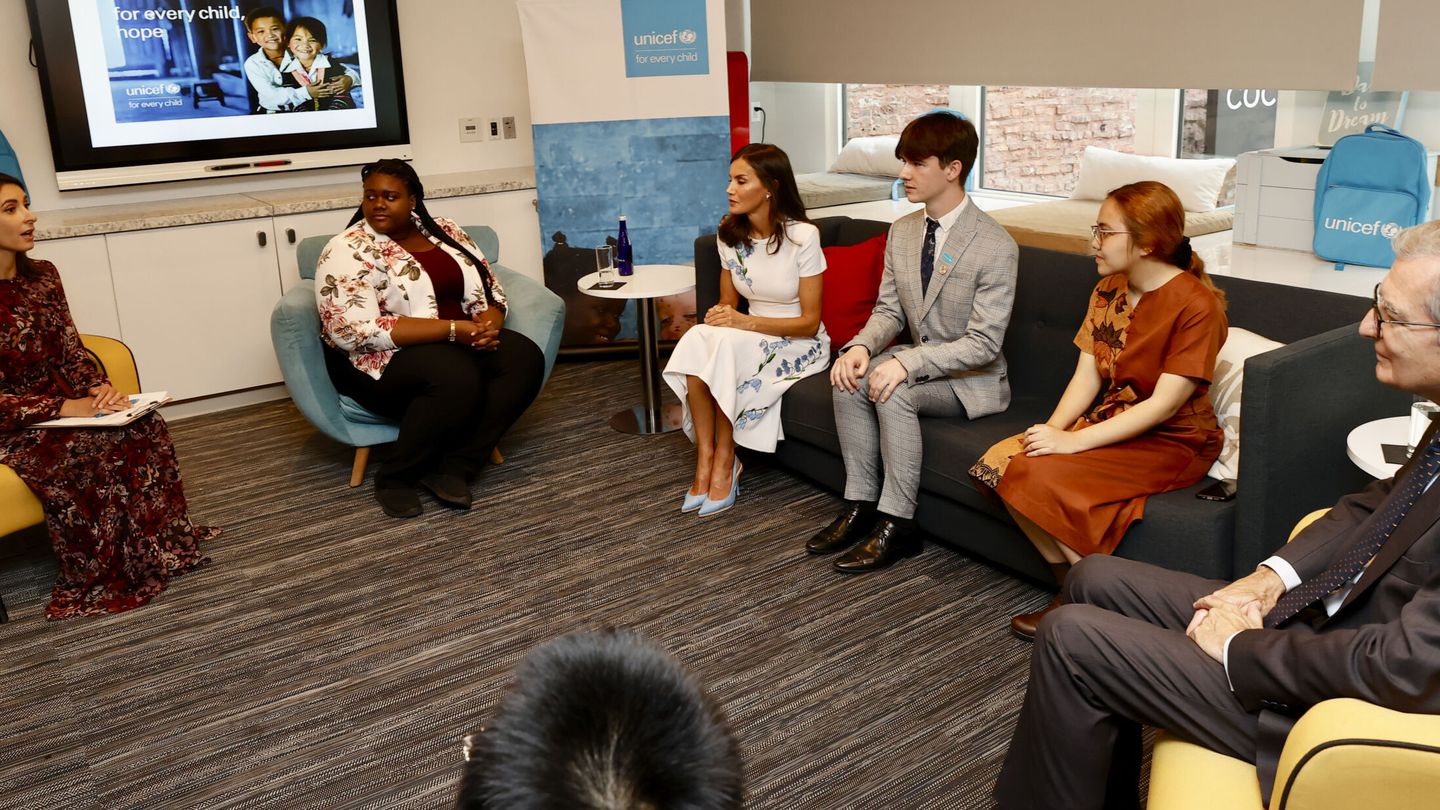 La Reina, durante un encuentro con líderes jóvenes involucrados en iniciativas de salud mental. (Casa Real)