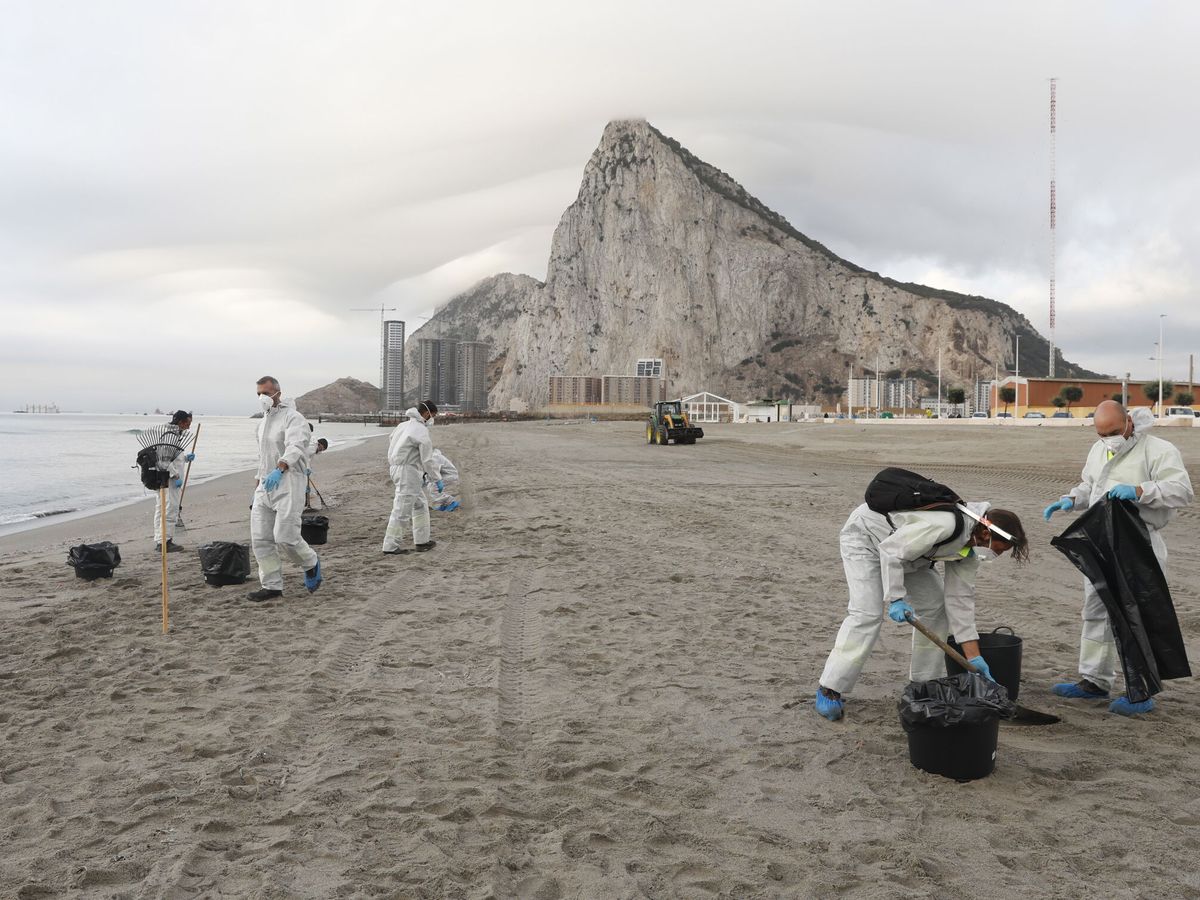 Foto: Tareas de limpieza de los restos del buque de Gibraltar. (EFE/A.Carrasco Ragel)
