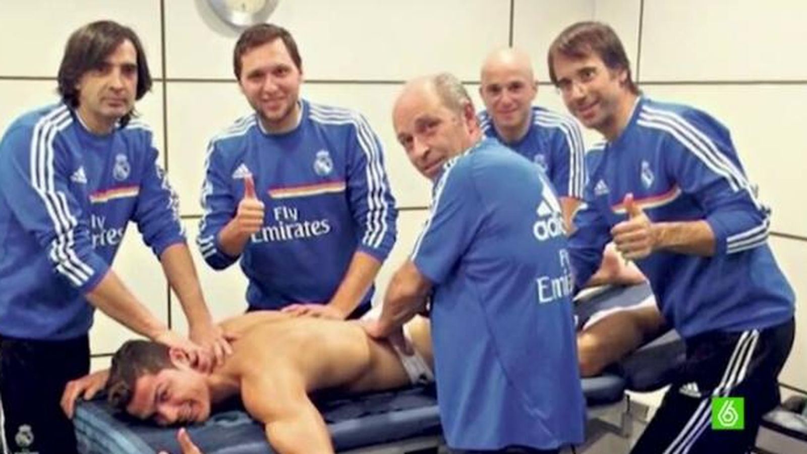 Foto: Fisios del Real Madrid, entre ellos Dani Pirri (i), Pedro Chueca, de espaldas, y Juan Muro (d).  