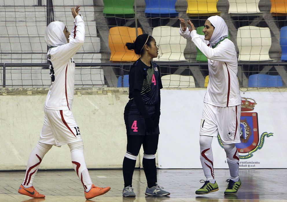 Foto: Dos jugadoras de la selección iraní, obligadas a lucir el 'hiyab', celebran un gol frente a Malasia en el Mundial femenino de fútbol sala 